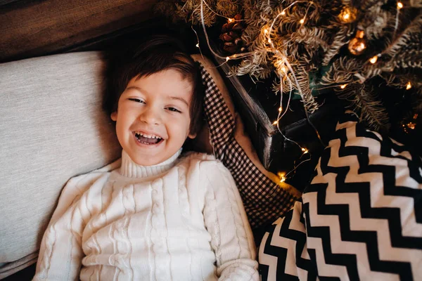 Retrato Niño Sonriente Acostado Árbol Navidad Casa —  Fotos de Stock