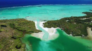 Mauritius 'un doğu kıyısındaki Ile AUX cErfs Adası ve Hint Okyanusu' ndaki turkuaz lagün.