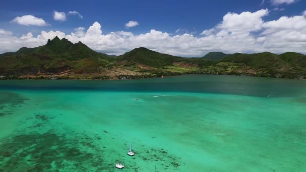 インド洋のモーリシャス島にボートと美しい青い湾のビーチの高さからの眺め — ストック動画