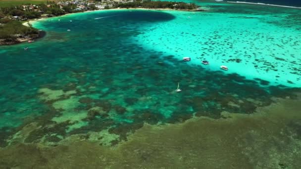 Kilátás a magasból a gyönyörű kék öbölben strand csónakokkal Mauritius szigetén az Indiai-óceánon — Stock videók