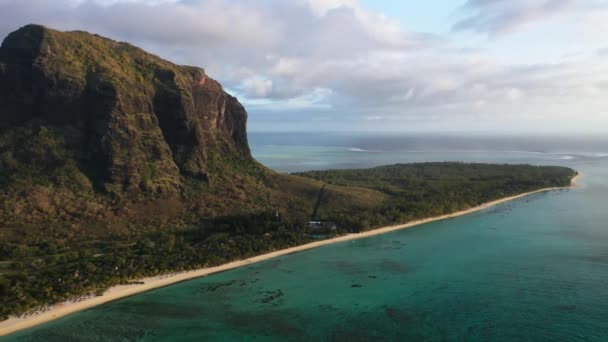 Vue du sommet de la péninsule du MORNE sur l'île Maurice au coucher du soleil — Video