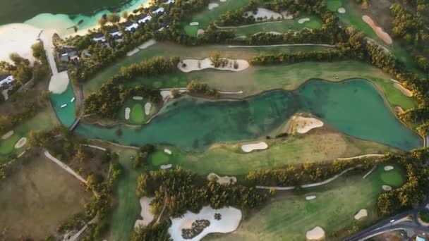 Pohled z výšky golfového hřiště na poloostrově Le mOrne na ostrově Mauricius v Indickém oceánu — Stock video