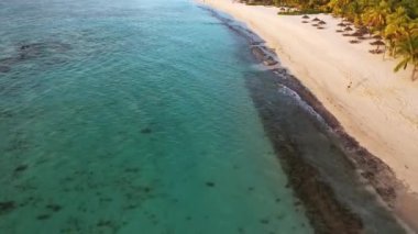 Hint Okyanusu 'ndaki Mauritius adasındaki Le Morne' nin kar beyazı plajının yüksekliğinden manzara