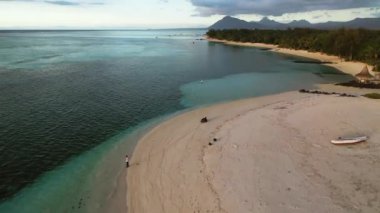 Hint Okyanusu 'ndaki Mauritius adasındaki Le Morne' nin kar beyazı plajının yüksekliğinden manzara