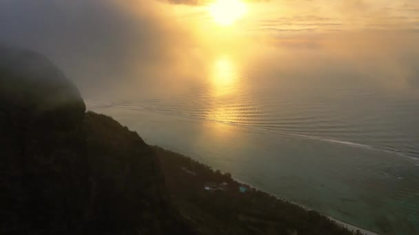 Blick von oben auf die Halbinsel Le MORNE auf Mauritius bei Sonnenuntergang — Stockvideo