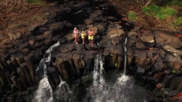 Rodina v pozadí Rochesterského vodopádu na ostrově Mauricius v džungli — Stock video