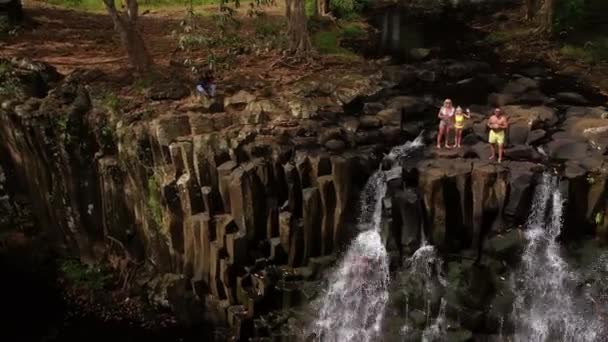 ジャングルの中のモーリシャス島のロチェスターの滝の背景にある家族 — ストック動画
