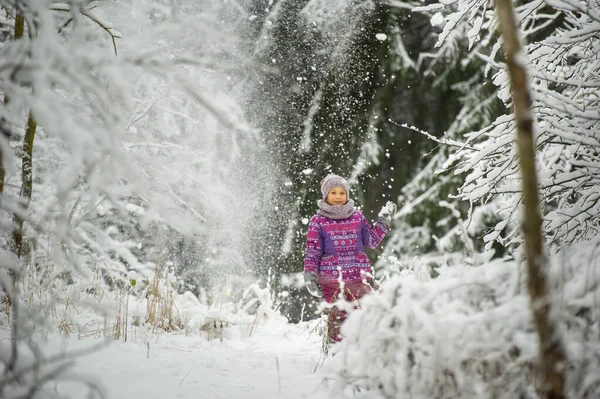 Liten Flicka Vintern Lila Kläder Promenader Genom Snötäckt Skog — Stockfoto