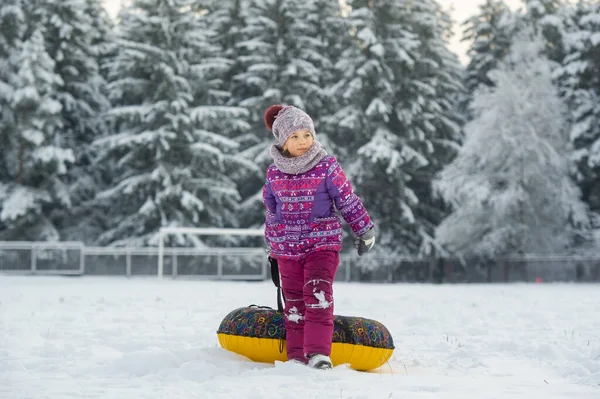Маленькая Девочка Зимой Фиолетовой Одежде Замкнутом Круге Ходит Улице Заснеженном — стоковое фото