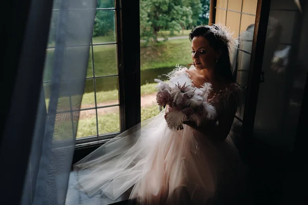 Eine Braut Brautkleid Und Blumenstrauß Sitzt Einem Offenen Alten Fenster — Stockfoto