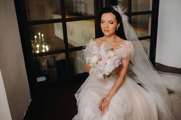 Una Sposa Abito Sposa Bouquet Siede Una Vecchia Finestra Aperta — Foto Stock