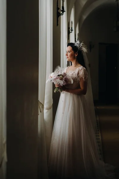 Noiva Vestido Casamento Com Buquê Fica Velha Janela Olha — Fotografia de Stock