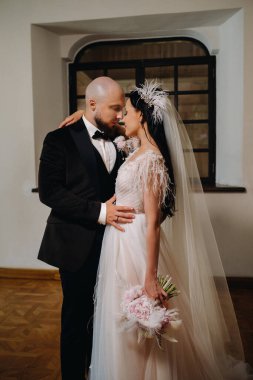 Nesvizh şehrindeki eski şatonun içinde zarif bir düğün çifti..