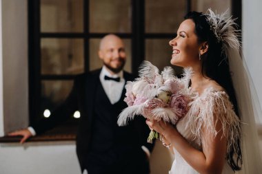 Nesvizh şehrindeki eski şatonun içinde zarif bir düğün çifti..