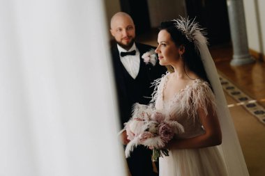 Nesvizh şehrindeki eski şatonun içinde zarif bir düğün çifti..