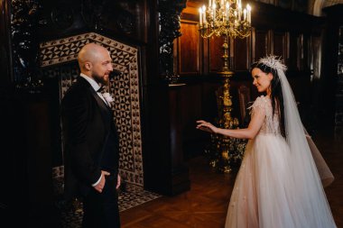 Nesvizh şehrindeki eski şatonun içinde zarif bir düğün çifti..