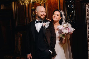 Nesvizh şehrindeki eski şatonun içinde zarif bir düğün çifti..