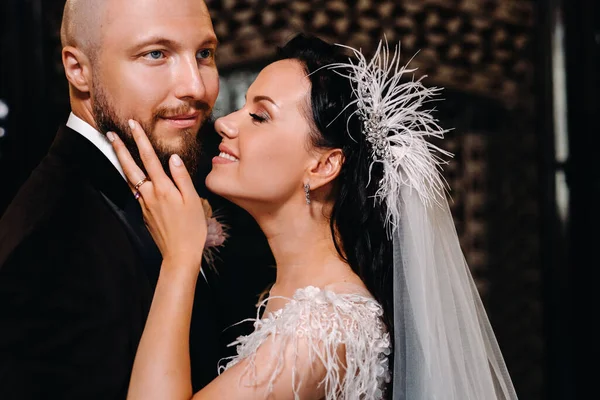 Nesvizh şehrindeki eski şatonun içinde zarif bir düğün çifti..