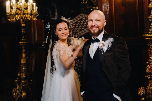 Elegant Bröllop Par Det Inre Det Gamla Slottet Staden Nesvizh — Stockfoto