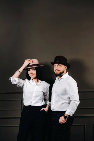 Ein Mann Und Eine Frau Weißen Hemden Und Hüten Auf — Stockfoto