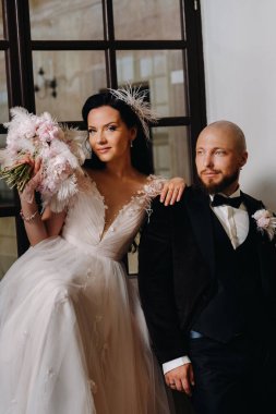 Nesvizh şehrindeki eski şatonun içinde zarif bir düğün çifti..