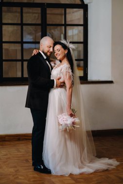 Nesvizh şehrindeki eski şatonun içinde zarif bir düğün çifti..