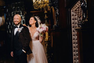 Nesvizh şehrindeki eski şatonun içinde zarif bir düğün çifti..