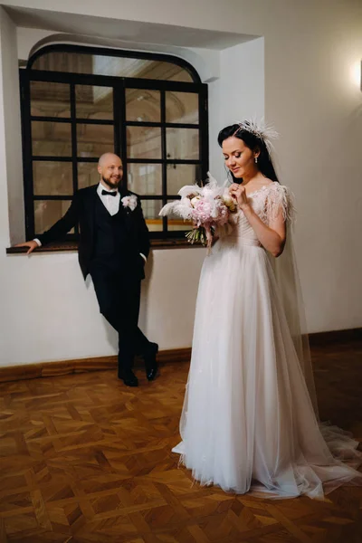 Elegante Pareja Boda Interior Del Antiguo Castillo Ciudad Nesvizh —  Fotos de Stock