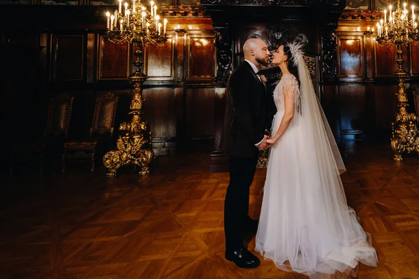 Elegant Bröllop Par Det Inre Det Gamla Slottet Staden Nesvizh — Stockfoto