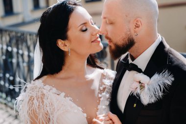 Nesvizh şehrindeki eski bir şatonun balkonunda zarif bir çift..