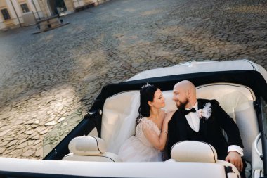 Şatonun avlusunda eski bir arabada zarif bir çift..