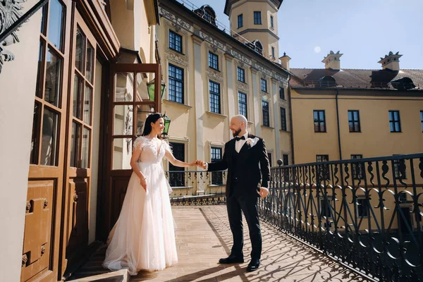 Elegantes Hochzeitspaar Auf Dem Balkon Eines Alten Schlosses Der Stadt — Stockfoto