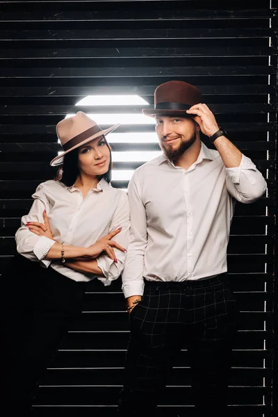 Ein Mann Und Eine Frau Weißen Hemden Und Hüten Auf — Stockfoto