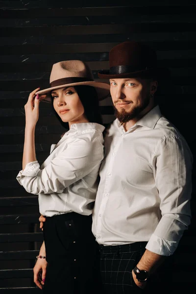 Homme Une Femme Chemises Blanches Chapeaux Sur Fond Noir Couple — Photo