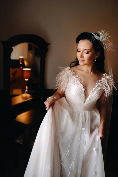 Портрет Невесты Свадебном Платье Интерьере Дома Зеркала — стоковое фото
