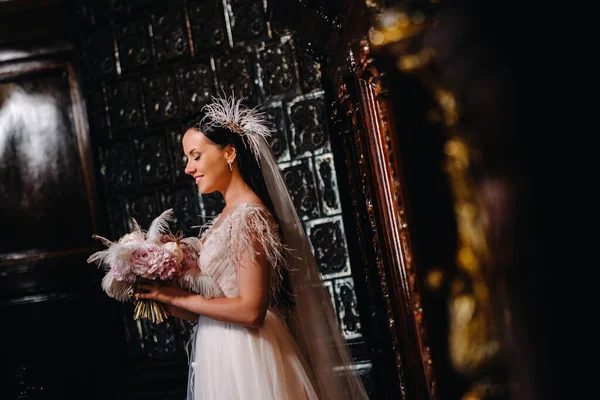 Noiva Vestido Noiva Com Buquê Fica Velho Interior Castelo — Fotografia de Stock