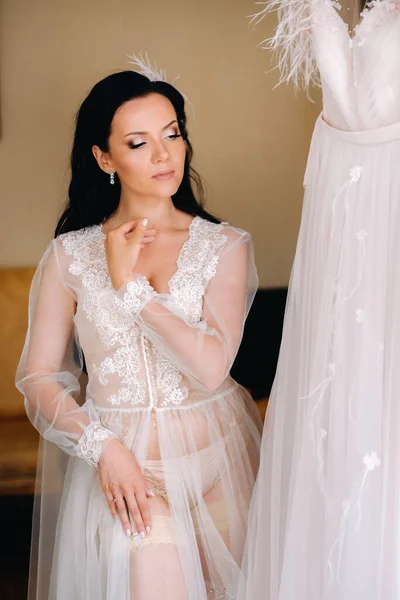 Νύφη Ντυμένη Ένα Μπουντουάρ Διάφανο Φόρεμα Και Εσώρουχα Στέκεται Στο — Φωτογραφία Αρχείου