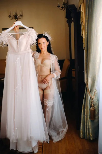 Наречена Одягнена Будуар Прозора Сукня Нижню Білизну Тримає Руках Весільну — стокове фото