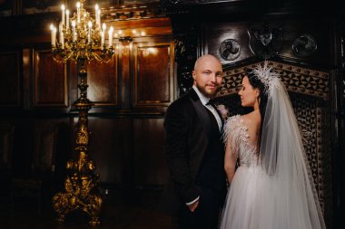 Nesvizh şehrindeki eski şatonun içinde zarif bir düğün çifti..