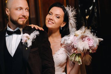 Nesvizh şehrindeki eski şatonun içinde zarif bir düğün çifti..