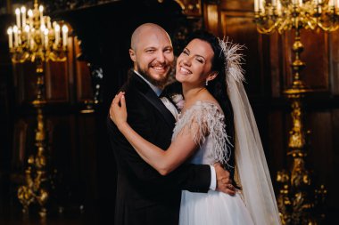 Nesvizh şehrindeki eski şatonun içinde zarif bir düğün çifti..