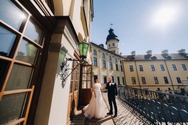 Nesvizh şehrindeki eski bir şatonun balkonunda zarif bir çift..