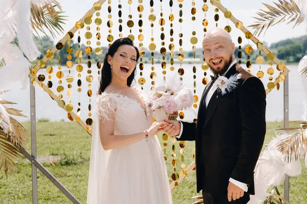Lyckligt Bröllop Par Nära Bågen Bröllopsceremonin — Stockfoto