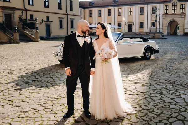 Elegantes Hochzeitspaar Burghof Der Nähe Eines Retro Autos — Stockfoto