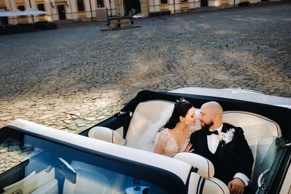 Елегантна Весільна Пара Дворі Замку Ретро Автомобілі — стокове фото
