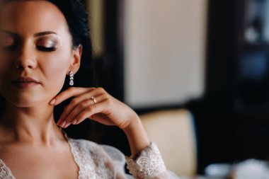 Gelin, şeffaf bir elbise ve iç çamaşırı giymişti ve sabah evde duruyordu..