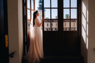 Nesvizh şehrindeki eski bir şatonun balkonunda zarif bir gelin..