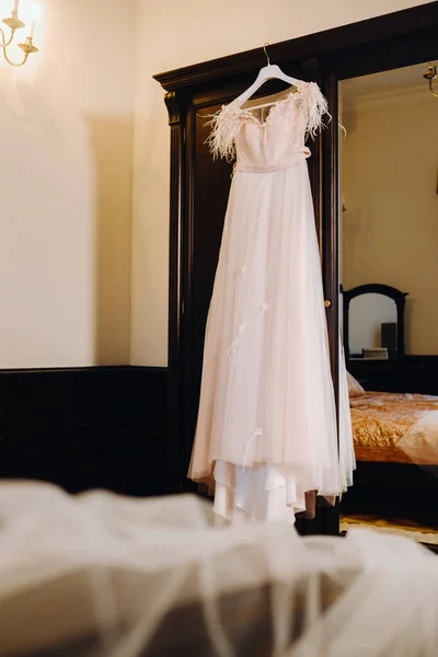 在室内装饰的木制衣架上挂着时髦的婚纱 — 图库照片