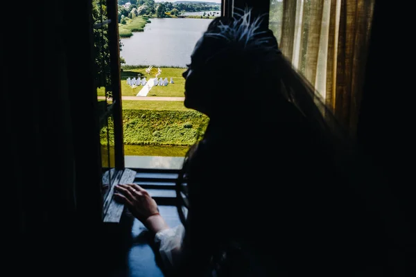 Die Silhouette Der Braut Fenster Blickt Auf Den Ort Ihrer — Stockfoto