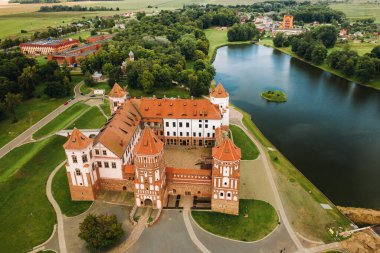 Belarus 'taki MIR Şatosu' nun tepesinden ve bir yaz günü parktan görüntü. Belarus.
